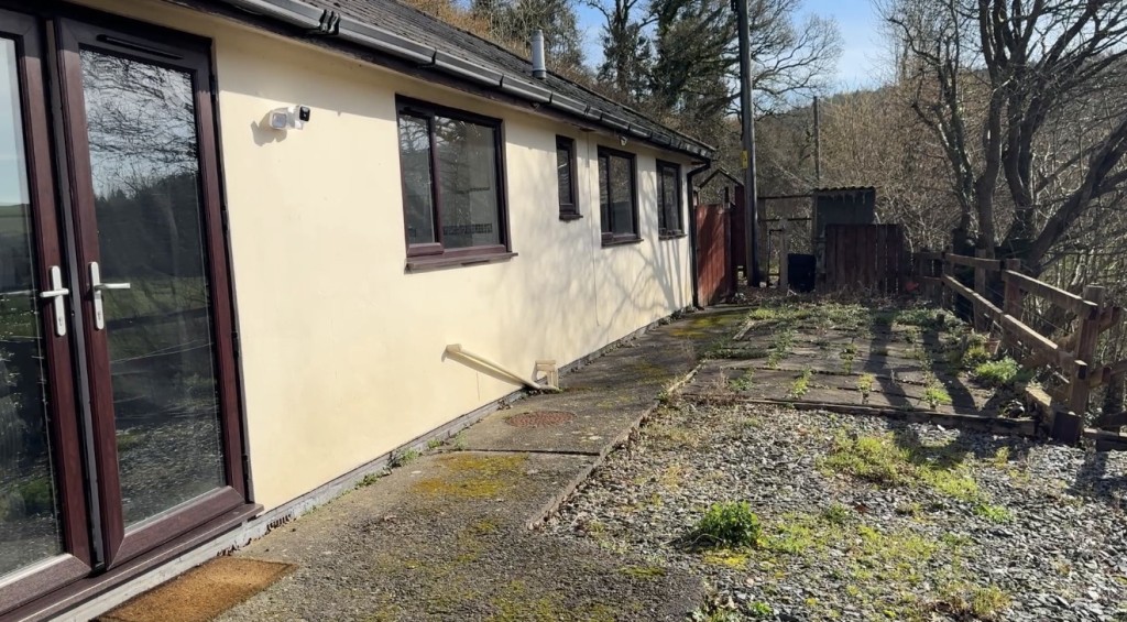 Lot: 141 - DETACHED TWO-BEDROOM BUNGALOW - Rear Garden